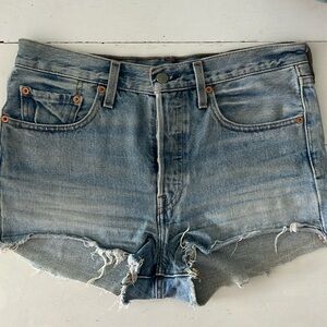 Levi’s Cutoff Short Light Wash Size 28